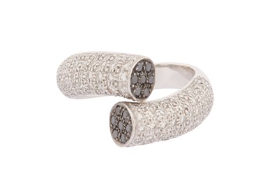 Lot 138 - BLACK AND WHITE DIAMOND CROSSOVER RING