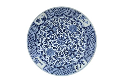 Lot 461 - A LARGE CHINESE BLUE AND WHITE 'FLORAL' CHARGER
