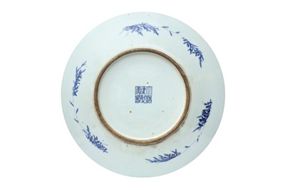 Lot 461 - A LARGE CHINESE BLUE AND WHITE 'FLORAL' CHARGER