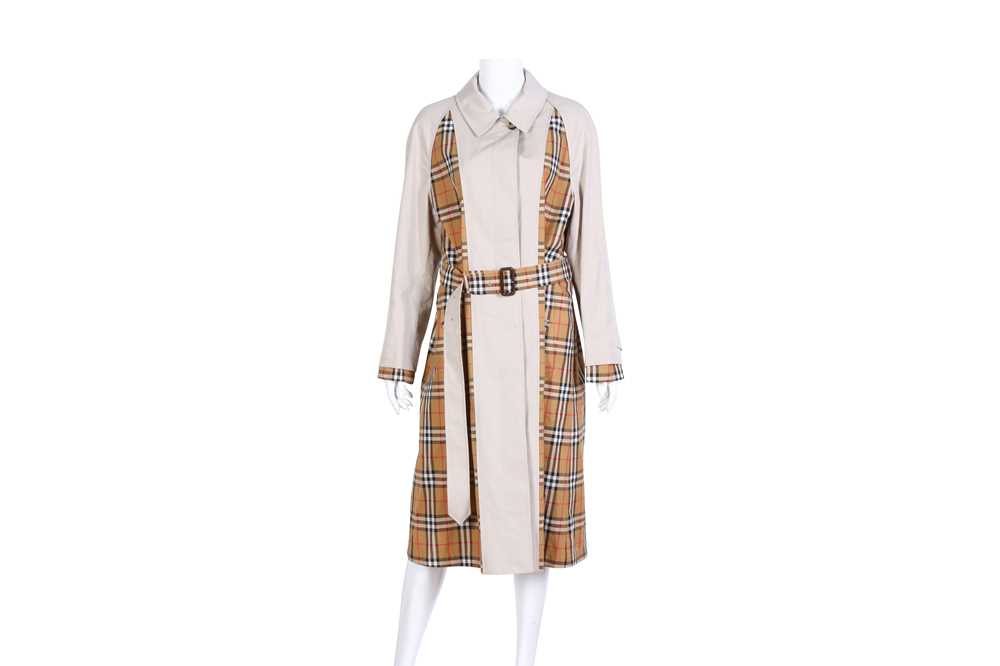 Lot 110 - Burberry Stone Heritage Check Trench Coat - Size 10