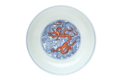 Lot 511 - A CHINESE BLUE AND WHITE AND IRON-RED ENAMELLED 'DRAGON' DISH