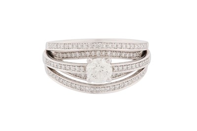 Lot 284 - A DIAMOND DRESS RING