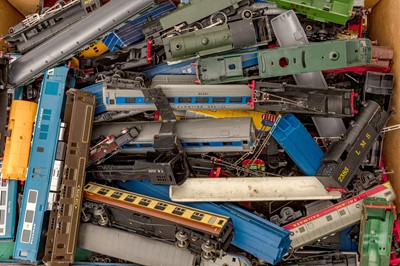Lot 131 - A LARGE QUANTITY OF HO AND OO GAUGE LOCOMOTIVES AND ROLLING STOCK