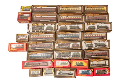 Lot 137 - A LARGE GROUP OF ASSORTED BOXED OO GAUGE LOCOMOTIVES AND ROLLING STOCK