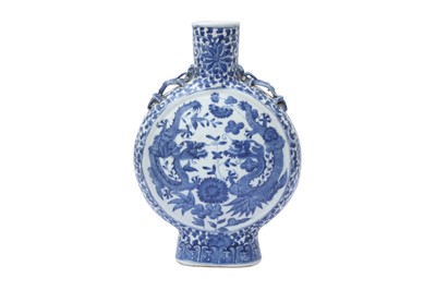 Lot 231 - A CHINESE BLUE AND WHITE 'DRAGONS' MOON FLASK