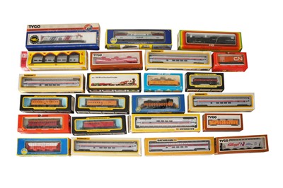 Lot 139 - A LARGE MIXED GROUP OF ASSORTED AMERICAN OUTLINE HO GAUGE LOCOMOTIVES AND ROLLING STOCK
