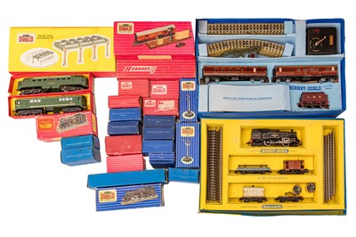 Lot 143 - A LARGE MIXED GROUP OF MOSTLY BOXED OO GAUGE 2 & 3 RAIL HORNBY DUBLO