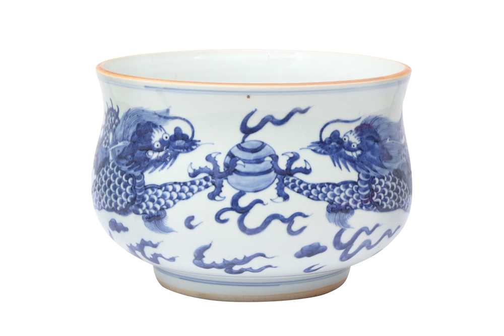 Lot 463 - A CHINESE BLUE AND WHITE JARDINIÈRE