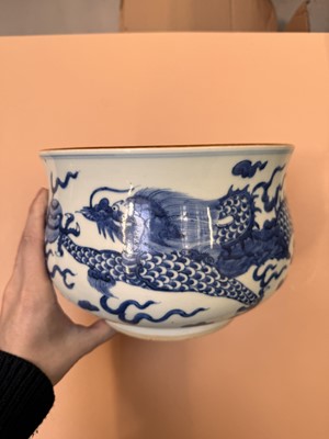 Lot 463 - A CHINESE BLUE AND WHITE JARDINIÈRE