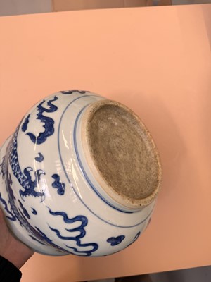 Lot 463 - A CHINESE BLUE AND WHITE JARDINIÈRE