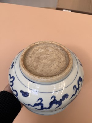 Lot 463 - A CHINESE BLUE AND WHITE JARDINIÈRE