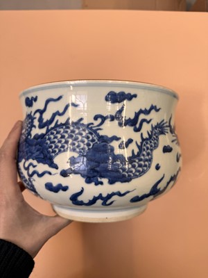 Lot 463 - A CHINESE BLUE AND WHITE JARDINIÈRE