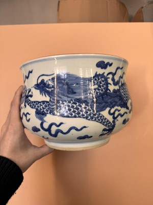 Lot 463 - A CHINESE BLUE AND WHITE JARDINIÈRE