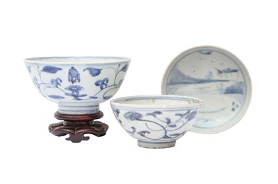 Lot 622 - TWO CHINESE BLUE AND WHITE BOWLS AND A 'SHIPWRECK' SAUCER