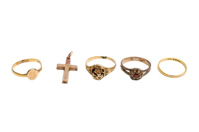 Lot 22 - A COLLECTION OF FOUR RINGS AND A CROSS PENDANT
