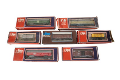 Lot 135 - A GROUP OF LIMA O GAUGE (O SCALE) BRITISH AND EUROPEAN OUTLINE LOCOMOTIVES AND ROLLING STOCK