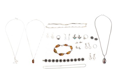 Lot 26 - A GROUP OF SILVER AND COSTUME JEWELLERY