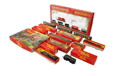Lot 144 - A MIXED GROUP OF HORNBY & HORNBY TRIANG, TRIANG & WRENN OO GAUGE LOCOMOTIVES AND ROLLING STOCK
