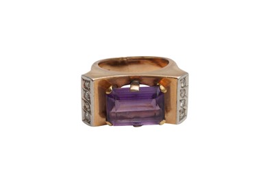 Lot 62 - AN AMETHYST AND DIAMOND RING