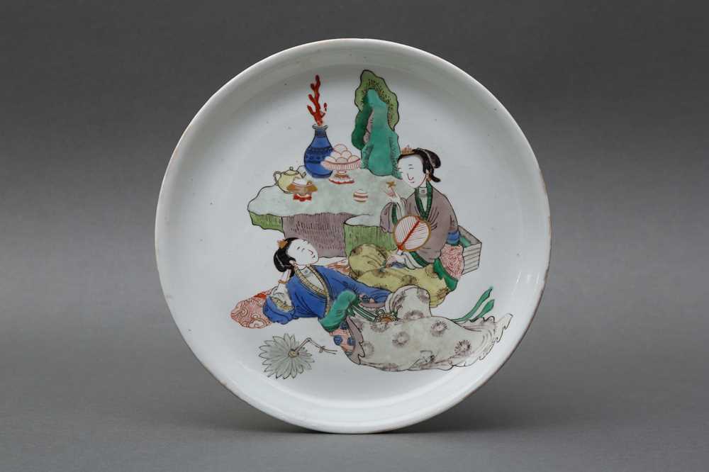 Lot 22 - A CHINESE FAMILLE-VERTE 'LADIES WITH FANS' DISH