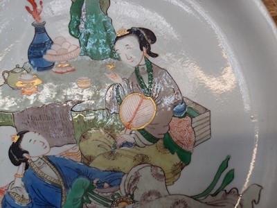 Lot 22 - A CHINESE FAMILLE-VERTE 'LADIES WITH FANS' DISH