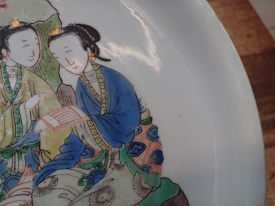 Lot 21 - A CHINESE FAMILLE-VERTE 'LADIES READING' DISH