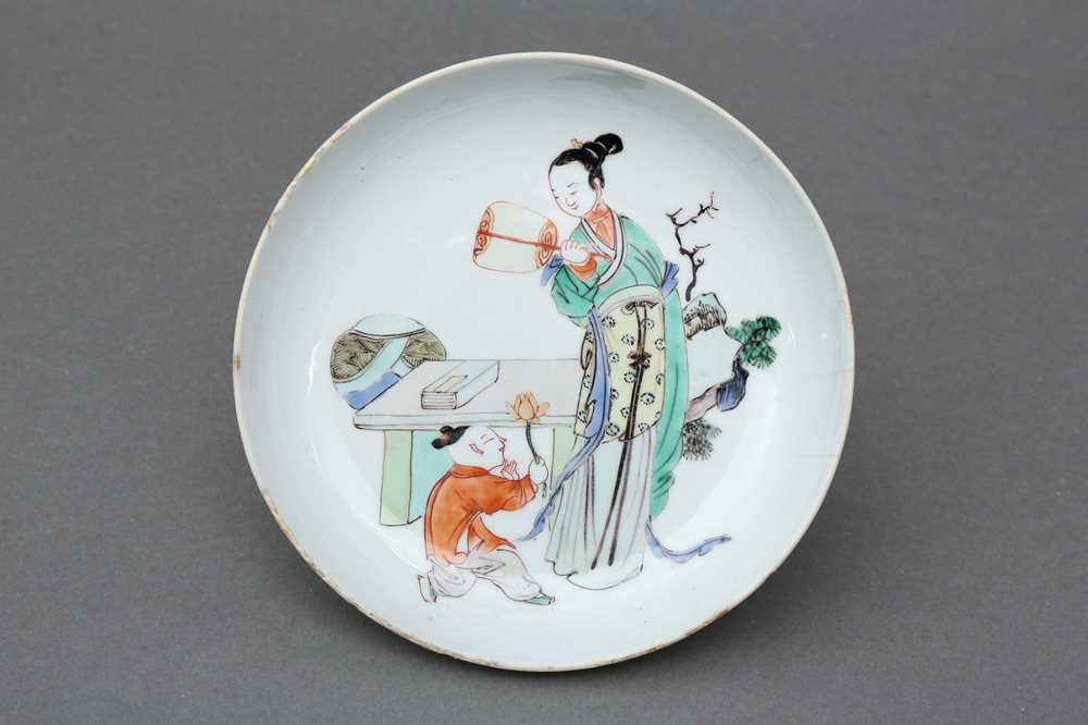 Lot 19 - A CHINESE FAMILLE-VERTE 'LADY WITH CHILD' DISH