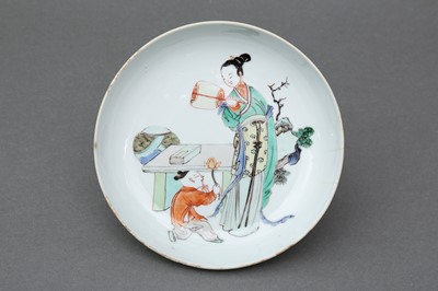 Lot 19 - A CHINESE FAMILLE-VERTE 'LADY WITH CHILD' DISH