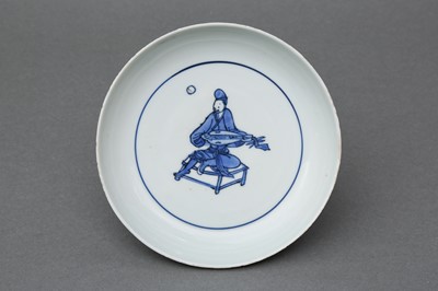 Lot 16 - A CHINESE BLUE AND WHITE 'MUSICIAN' DISH