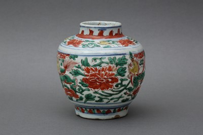 Lot 27 - A CHINESE WUCAI 'LOTUS AND LION DOG' JAR