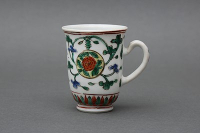 Lot 28 - A CHINESE FAMILLE-VERTE 'LOTUS' CUP