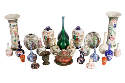 Lot 128 - A SMALL COLLECTION OF CHINESE, JAPANESE AND EUROPEAN CERAMICS