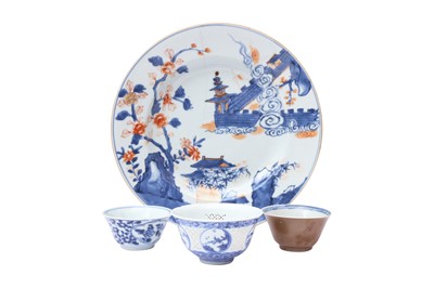 Lot 96 - A CHINESE RETICULATED BLUE AND WHITE 'LINGLONG' TEA BOWL AND THREE EXPORT CERAMICS