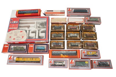 Lot 123 - A LARGE MIXED GROUP OF HO & OO GAUGE ROLLING STOCK