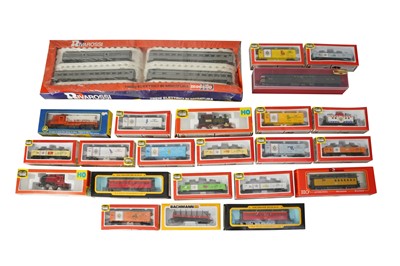 Lot 140 - A LARGE MIXED GROUP OF ASSORTED AMERICAN OUTLINE HO GAUGE LOCOMOTIVES AND ROLLING STOCK
