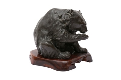 Lot 416 - A JAPANESE BRONZE OKIMONO OF A BEAR BY GENRYUSAI SEIYA