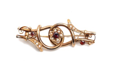 Lot 9 - A GARNET AND SEED PEARL BROOCH