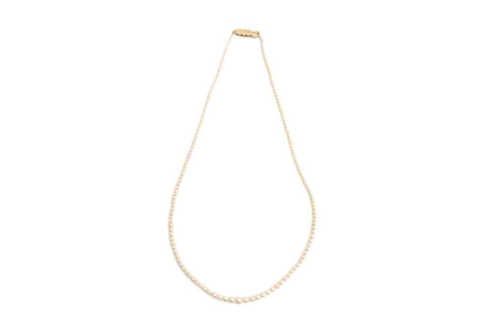 Lot 17 - A PEARL GRADUATED NECKLACE
