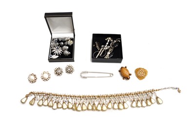 Lot 12 - A GROUP OF COSTUME JEWELLERY