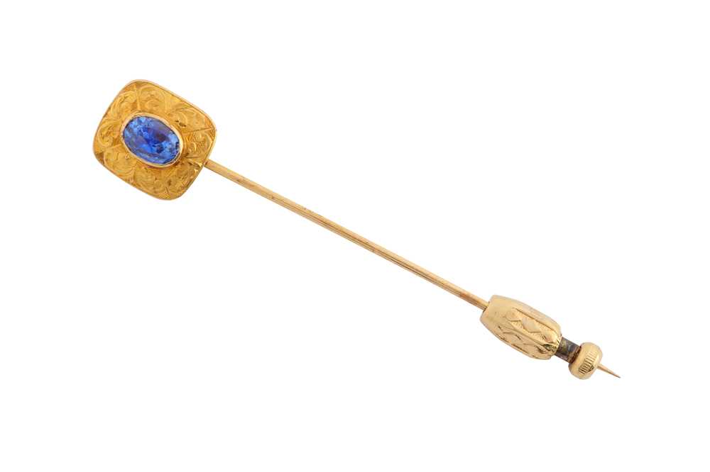 Lot 9 - A SAPPHIRE PIN