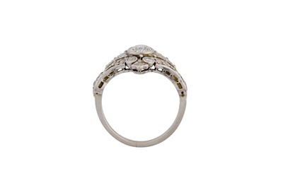 Lot 62 - AN ART DECO DIAMOND RING