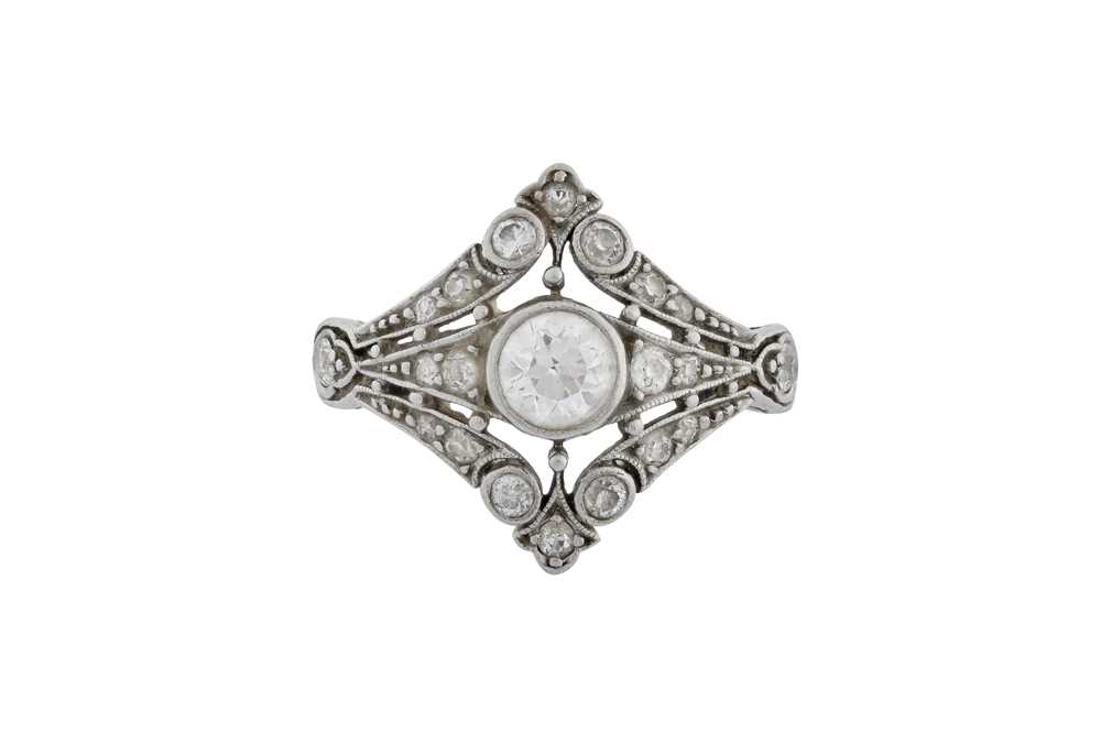 Lot 62 - AN ART DECO DIAMOND RING