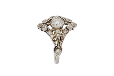 Lot 62 - AN ART DECO DIAMOND RING