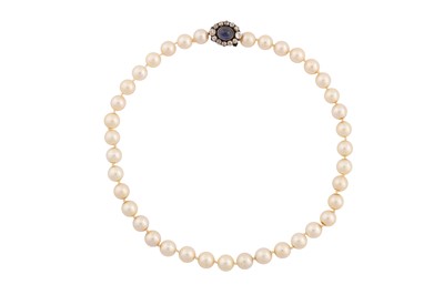 Lot 37 - A SINGLE STRAND PEARL NECKLACE