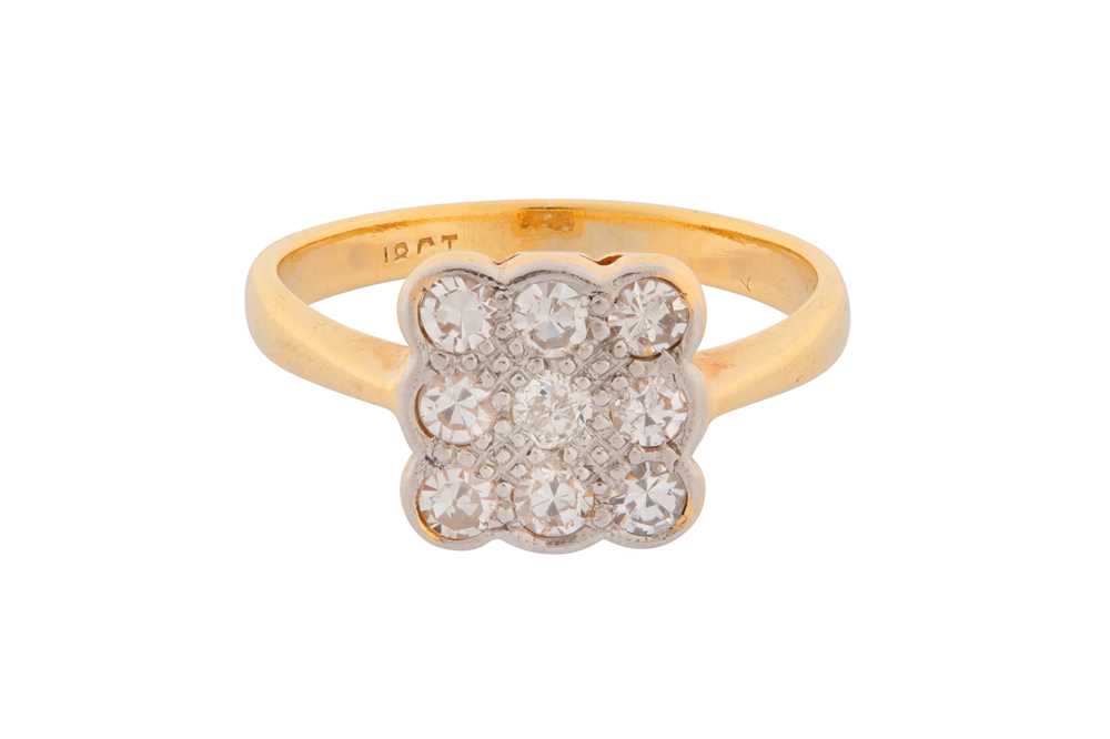 Lot 82 - A DIAMOND RING