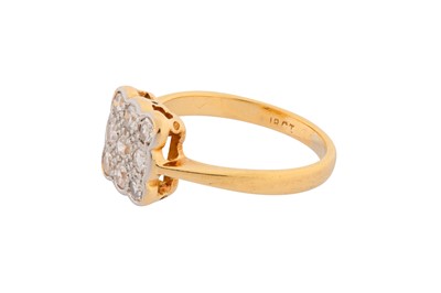 Lot 82 - A DIAMOND RING