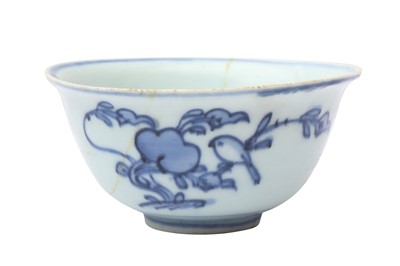 Lot 620 - A CHINESE BLUE AND WHITE 'BIRDS' BOWL
