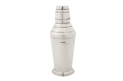 Lot 258 - A George VI Art Deco sterling silver cocktail shaker, Sheffield 1949 by Henry Atkin