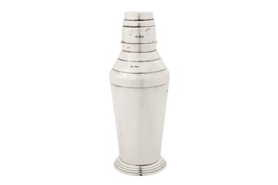 Lot 258 - A George VI Art Deco sterling silver cocktail shaker, Sheffield 1949 by Henry Atkin