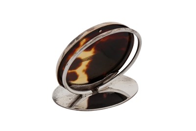 Lot 72 - A cased set of four Edwardian sterling silver and tortoiseshell place card or menu holders, Birmingham 1913 by Comyns